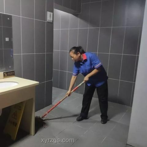 凌晨4点半便利店自助餐体验：从黑夜到黎明的美食之旅
